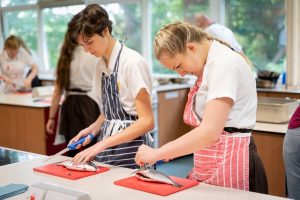 Fish Filleting Workshop with Cucina_mggs students
